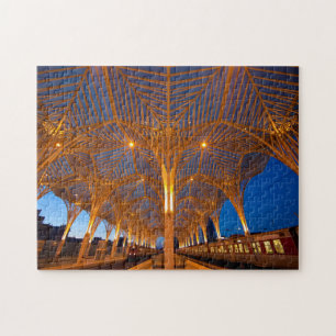 Portugal, Lissabon. Uitzicht op modern station Legpuzzel