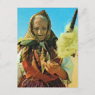 Portugal, Minho, oude dame draaiend Briefkaart