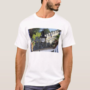 Portugal, Obidos. IJzeren straatlantaarn en 14e T-shirt