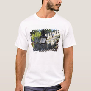 Portugal, Obidos. IJzeren straatlantaarn en 14e T-shirt