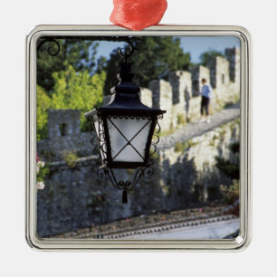 Portugal, Obidos. IJzerstreetlamp en 14e Metalen Ornament
