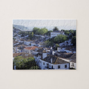Portugal, Obidos. Verhoogd zicht op witgekalkte Legpuzzel