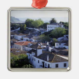 Portugal, Obidos. Verhoogd zicht op witgekalkte Metalen Ornament