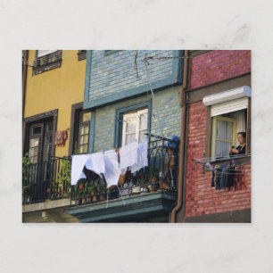 Portugal, Oporto (Porto). Vrouw hangt wasgoed Briefkaart