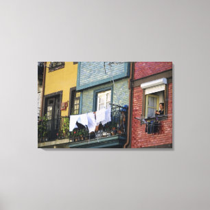 Portugal, Oporto (Porto). Vrouw hangt wasgoed Canvas Afdruk