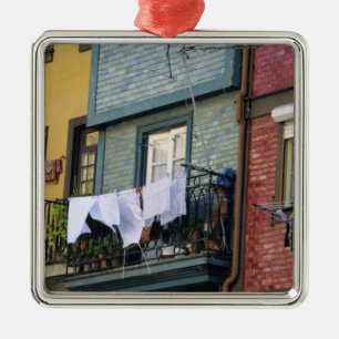 Portugal, Oporto (Porto). Vrouw hangt wasgoed Metalen Ornament