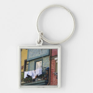 Portugal, Oporto (Porto). Vrouw hangt wasgoed Sleutelhanger