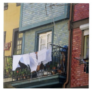 Portugal, Oporto (Porto). Vrouw hangt wasgoed Tegeltje