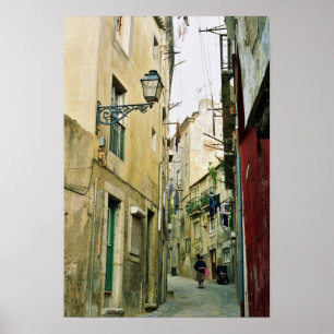 Portugal: Oude straat van Lissabon Poster