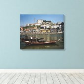 Portugal, Porto, kat met wijnvaten Canvas Afdruk (Insitu (Houten vloer))