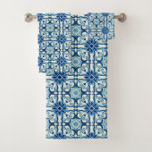 Portugees Azulejos Blue Floral Tile Pattern Bad Handdoek (Insitu)