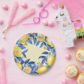 Portugese citroenen op blauw papieren bordje (Feest)