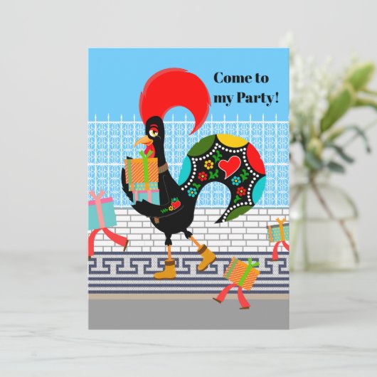 Portugese Haan met geschenken 1e Verjaardagsfeest Kaart (Staand voorkant)