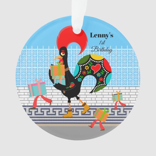 Portugese Haan met geschenken 1e Verjaardagsfeest Ornament (voorkant)