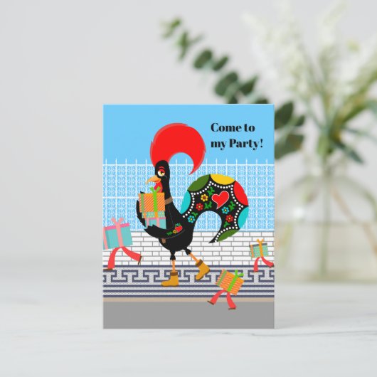 Portugese Haan met geschenken 1e Verjaardagsfeest Uitnodiging Briefkaart (Staand voorkant)