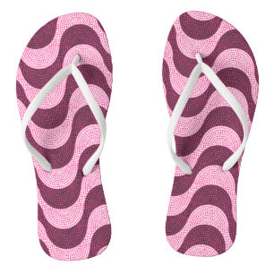 Portugese kasseien golven in modern roze teenslippers