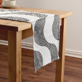 Portugese kasseien zwart-witte golven korte tafelloper (Voorbeeld)