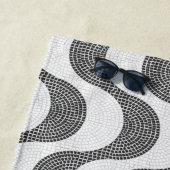 Portugese kasseien zwart-witte golven strandlaken (In situ)