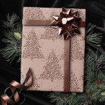 Posh Tree Patroon | Glam Roos Gold Blush Christmas Cadeaupapier<br><div class="desc">Dit is het seizoen om te vieren! Glamoureus faux metallisch koper en verbluffend roos goud gepatterd palet van de feestdag, het ontvangen, en het giftige collectie van accessoires. Dit leuke feestelijke ontwerp is uitgerust met een grillige, dunne kerstboom met een frisse verfsplaat die is versterkt met faux metallic glitter en...</div>