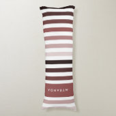 Posh Variegated Stripes met naam in Marsala Brown Lichaamskussen (Voorkant Verticaal)
