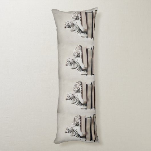 Posing White Tiger on Books – Elegant Body Pillow Lichaamskussen (Achterkant (Verticaal))