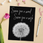 Positief denken citeert motivatie andelion briefkaart<br><div class="desc">Elegant motivatie briefkaart met een originele zwarte en witte macrofoto van een prachtig dandelion met een inspirerend quote in een elegant calligrafietisch wit lettertype dat luidt: "Sommigen zien een onkruid,  sommigen zien een wens"</div>