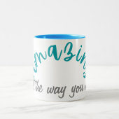 Positief verbazingwekkend precies zoals je bent tweekleurige koffiemok (Center)