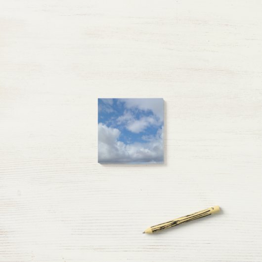 Positieve blauwe lucht post-it® notes (Op bureau)