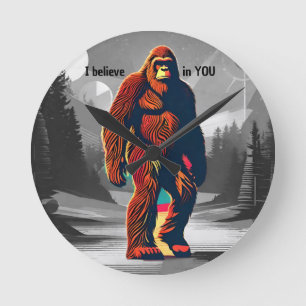 Positieve Cartoon Bigfoot gelooft in jou Ronde Klok