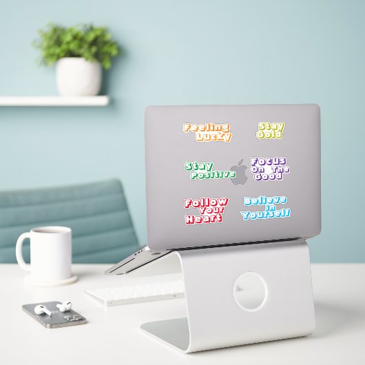 Positieve Levendige Schattigee Retro Typografie Cu Sticker (Laptop op bureau)