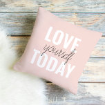Positieve liefde vandaag uzelf - Pastel roze prijs Buitenkussen<br><div class="desc">Positieve liefde vandaag uzelf - Pastel roze prijsopgave</div>
