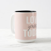Positieve liefde vandaag uzelf - Pastel roze prijs Tweekleurige Koffiemok (Voorkant links)