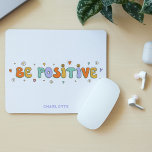 Positieve Motivatie Retro Typografie-naam Muismat<br><div class="desc">De positieve Motivatie Muismatten van de Naam van de Typografie van het Manuscript van het Manuscript de Typografie kenmerkt de tekst "positief"in een moderne manuscripttypografie die met retro bloemen, hart en sterren wordt geaccentueerd en met uw douanenaam bij de basis wordt gepersonaliseerd. Ideaal geschenk voor Kerstmis, verjaardag, universiteit, beste vrienden...</div>