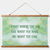 Positieve Motivatie Start Waar je bent | Hangend Wandkleed (Voorkant)