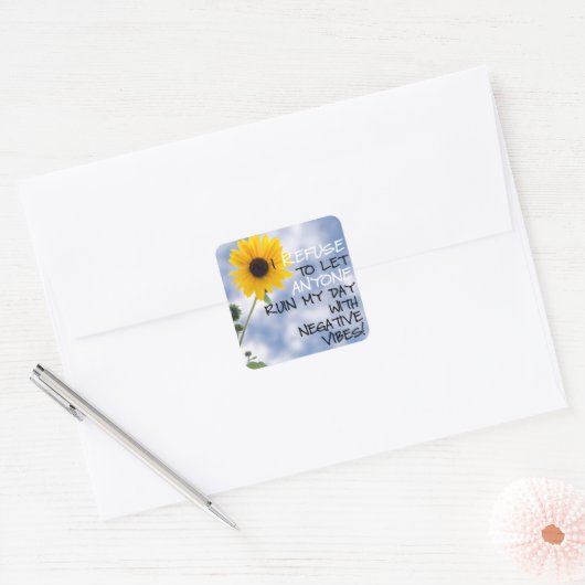 Positieve tekst met een zonnebloem in de lucht vierkante sticker (Envelop)
