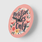 Positieve vibes alleen bloemenkrans ontwerp ronde klok (Hoek)