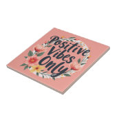 Positieve vibes alleen bloemenkrans ontwerp tegeltje (Zijkant)