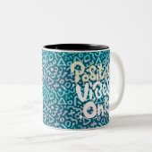 Positieve vibes alleen groen geometrisch tweekleurige koffiemok (Voorkant rechts)