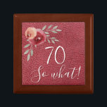 Positieve Waterverf Rozen Floral 70e verjaardag Cadeaudoosje<br><div class="desc">Positieve Waterverf Rozen Floral 70th Birthday met Citaat 70 zodat welke cadeaudoos. Motivatie en positief geschenk voor een vrouw. Het ontwerp is voorzien van een positief en grappig citaat 70, dus wat in een modern script en mooie waterverf rozen en draden op een rode lederen afdruk. De doos is een...</div>