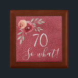 Positieve Waterverf Rozen Floral 70e verjaardag Cadeaudoosje<br><div class="desc">Positieve Waterverf Rozen Floral 70th Birthday met Citaat 70 zodat welke cadeaudoos. Motivatie en positief geschenk voor een vrouw. Het ontwerp is voorzien van een positief en grappig citaat 70, dus wat in een modern script en mooie waterverf rozen en draden op een rode lederen afdruk. De doos is een...</div>