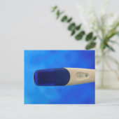 Positieve zwangerschapstest aankondigingskaart (Staand voorkant)