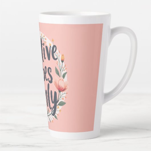 Positive Vibes Only Floral Wreath Design Latte Mok (Rechts)