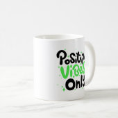 "Positive Vibes Only" Groen en Zwart Letteren Koffiemok (Voorkant rechts)
