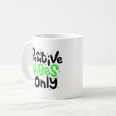 "Positive Vibes Only" Groen en Zwart Letteren Koffiemok (Voorkant links)