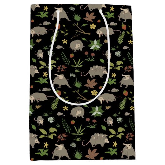 Possum in a Berry Field in Black Medium Cadeauzakje (Voorkant)