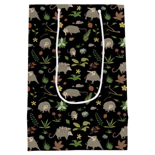 Possum in a Berry Field in Black Medium Cadeauzakje (Achterkant)