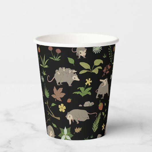 Possum in a Berry Field in Black Papieren Bekers (Achterkant)