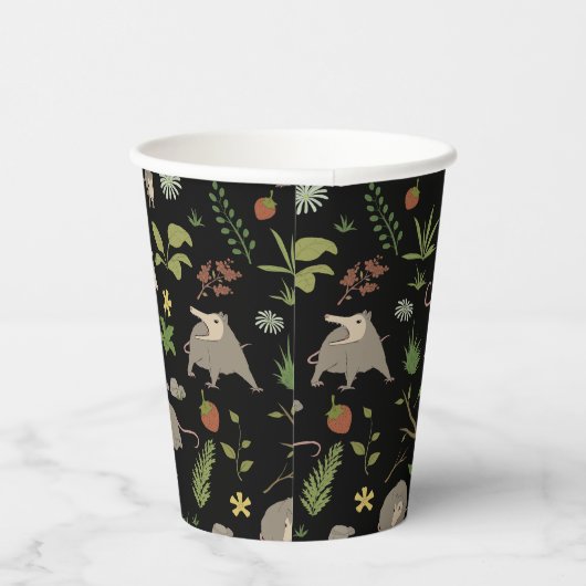 Possum in a Berry Field in Black Papieren Bekers (Rechts)