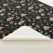 Possum in a Berry Field in Black Sherpa Deken (3/4)