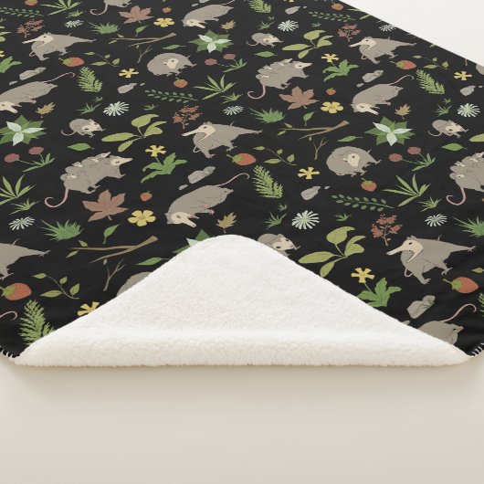 Possum in a Berry Field in Black Sherpa Deken (3/4)